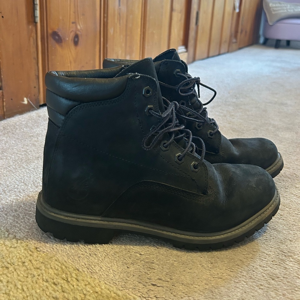 Women’s timberlands. Size 9. Lightly worn.